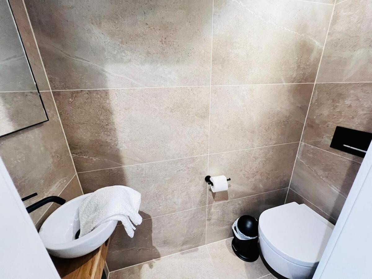 Gorgeous 1 Bedroom Flat With Balcony&parking *