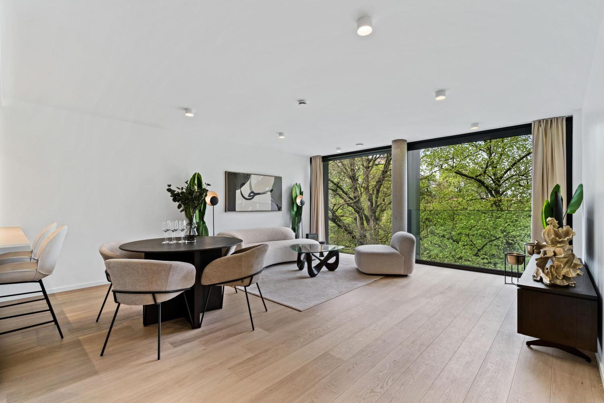 Stylish Downtown Escape With Comforts Luxemburg