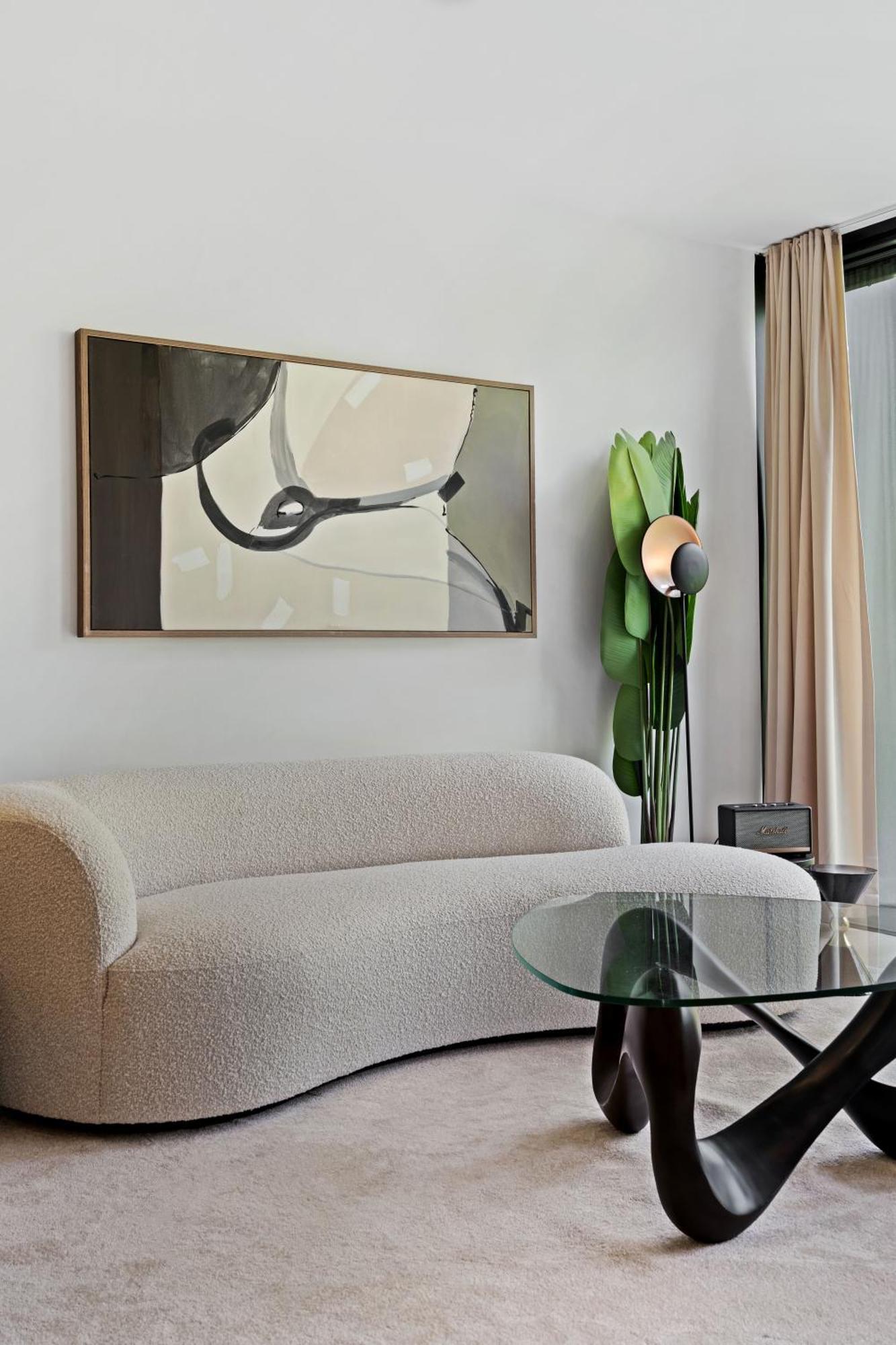 Apartment Stylish Downtown Escape With Comforts
