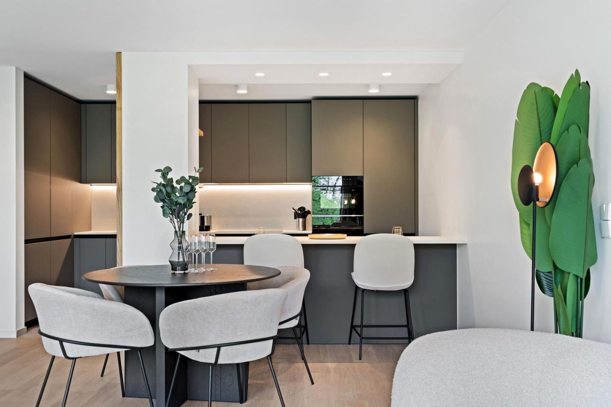 Apartment Stylish Downtown Escape With Comforts