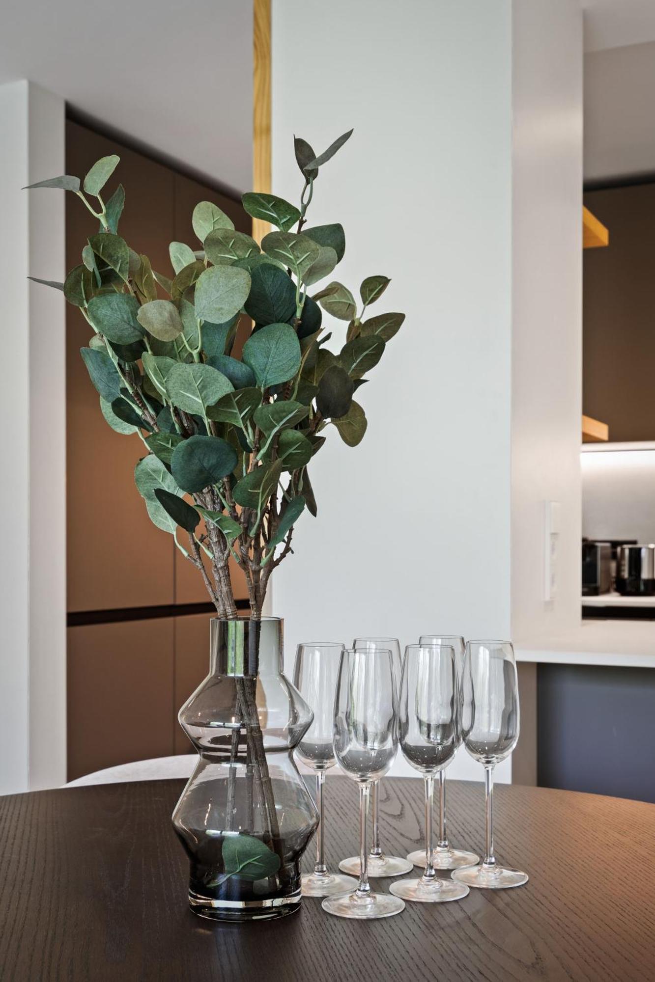 Apartment Stylish Downtown Escape With Comforts *