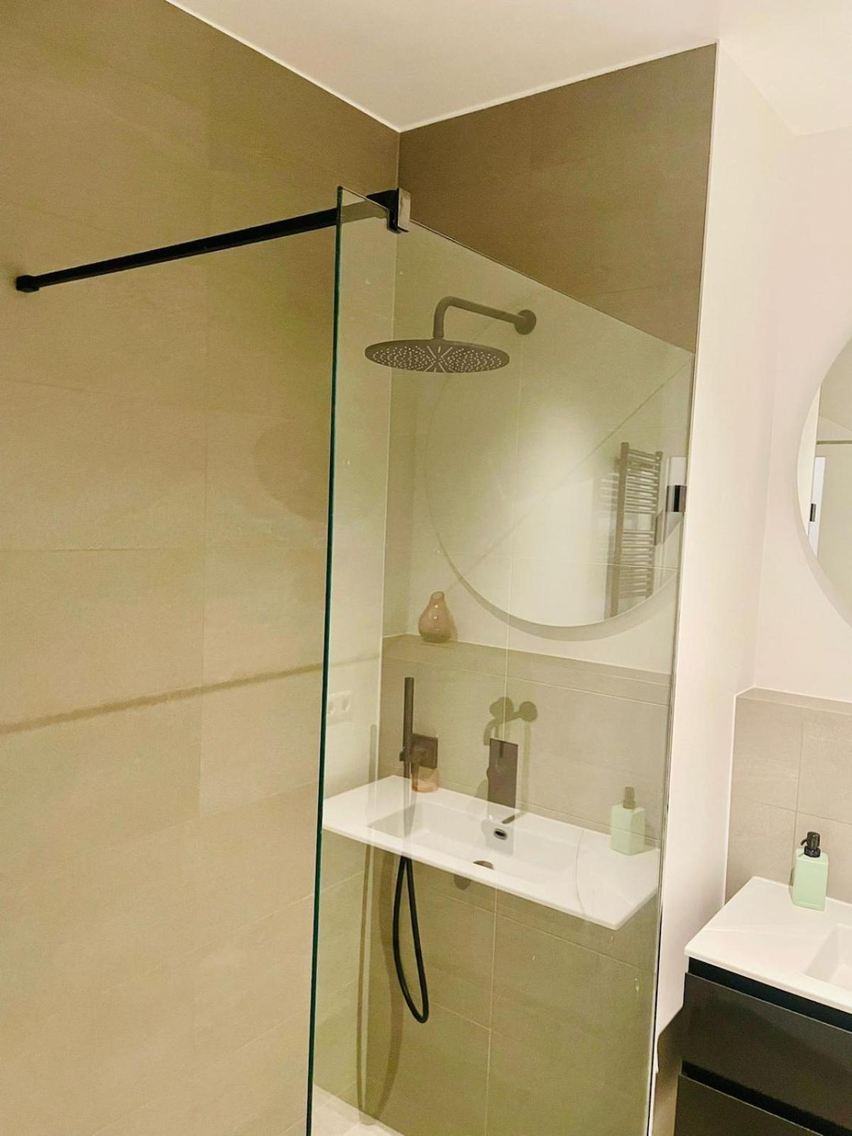 Comfortable 1 Bedroom W Terrace & Parking-chiny1 Appartement