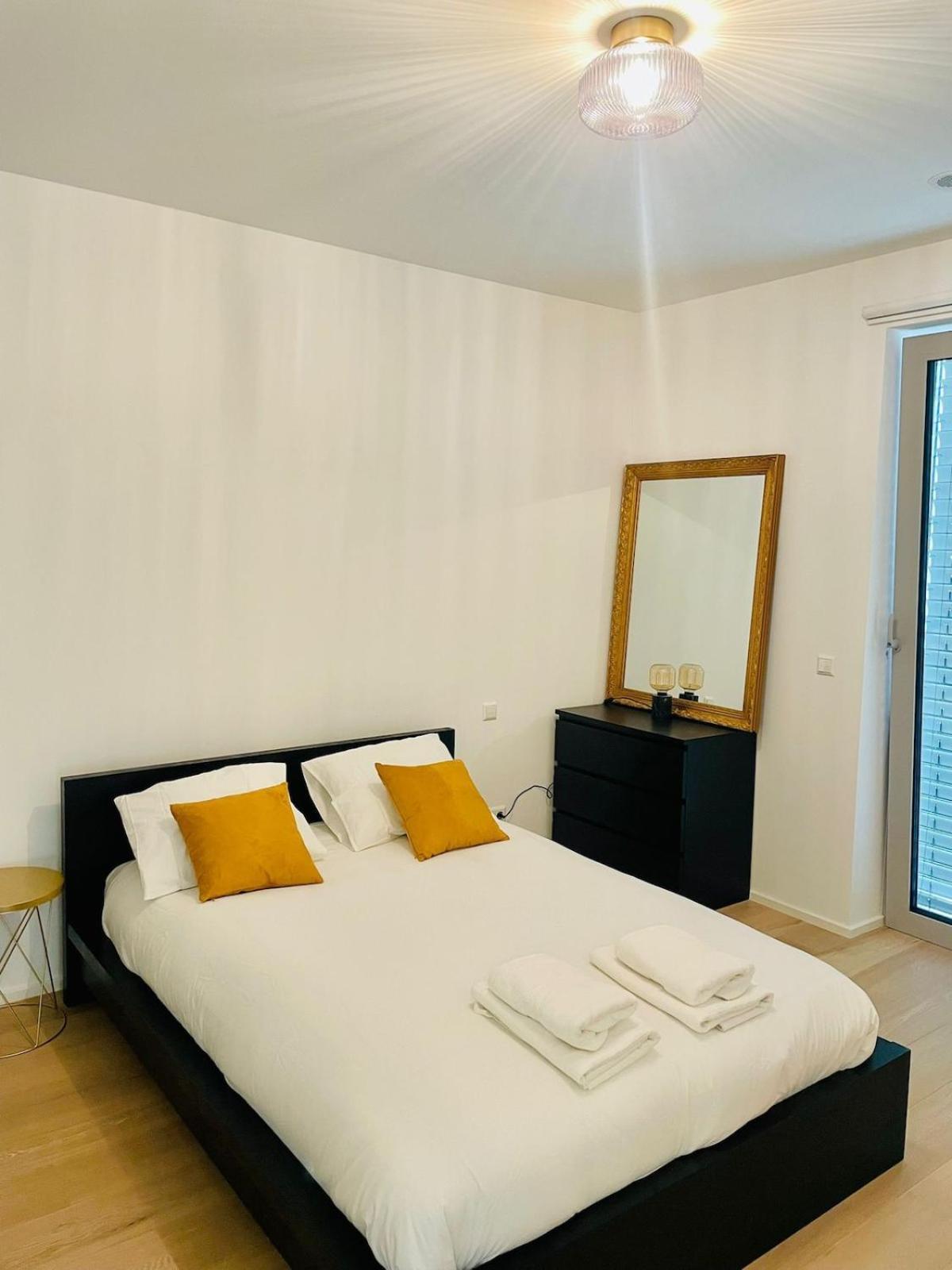 Comfortable 1 Bedroom W Terrace & Parking-chiny1 Appartement *