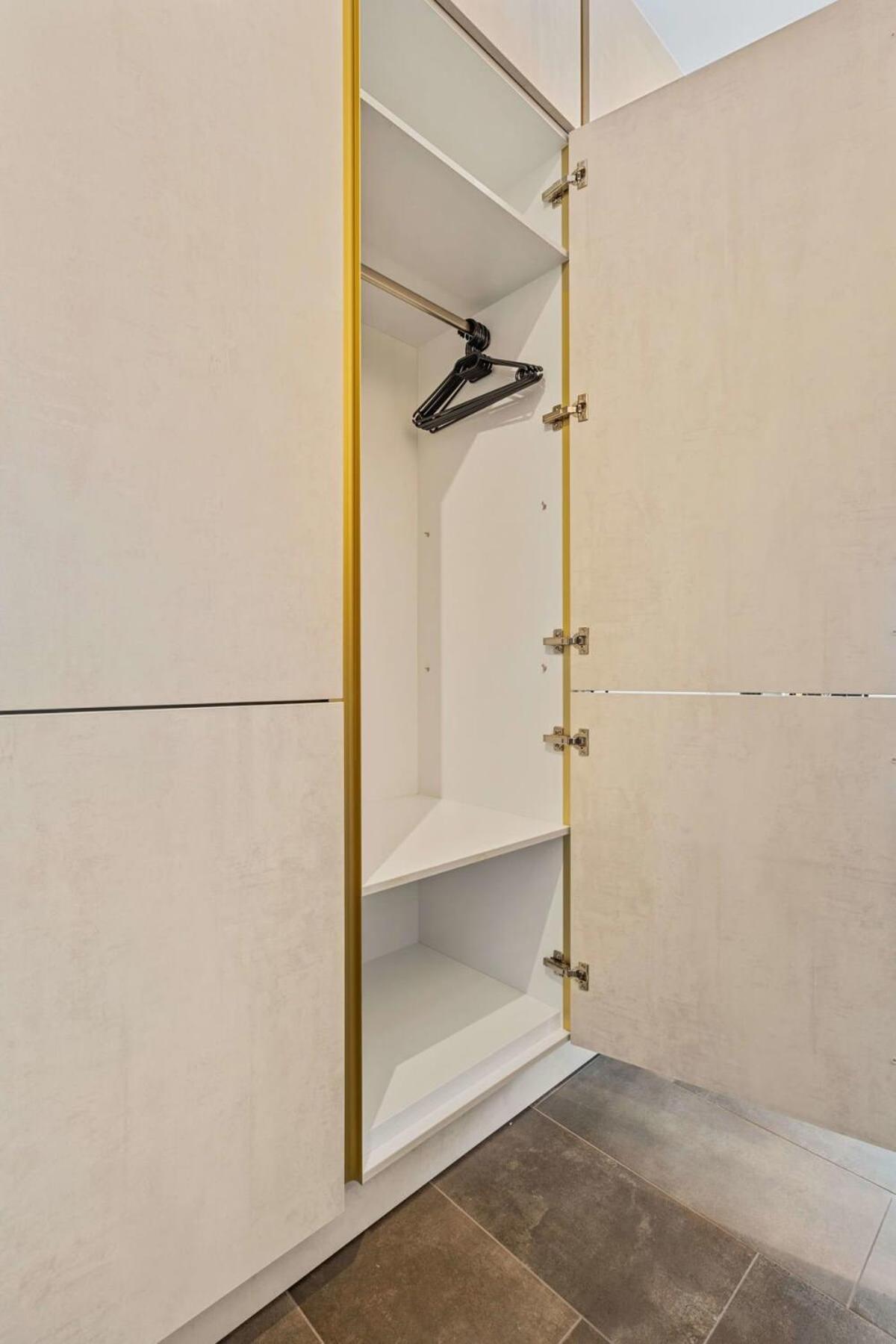 Beautifully Designed In Hollerich Apartment *