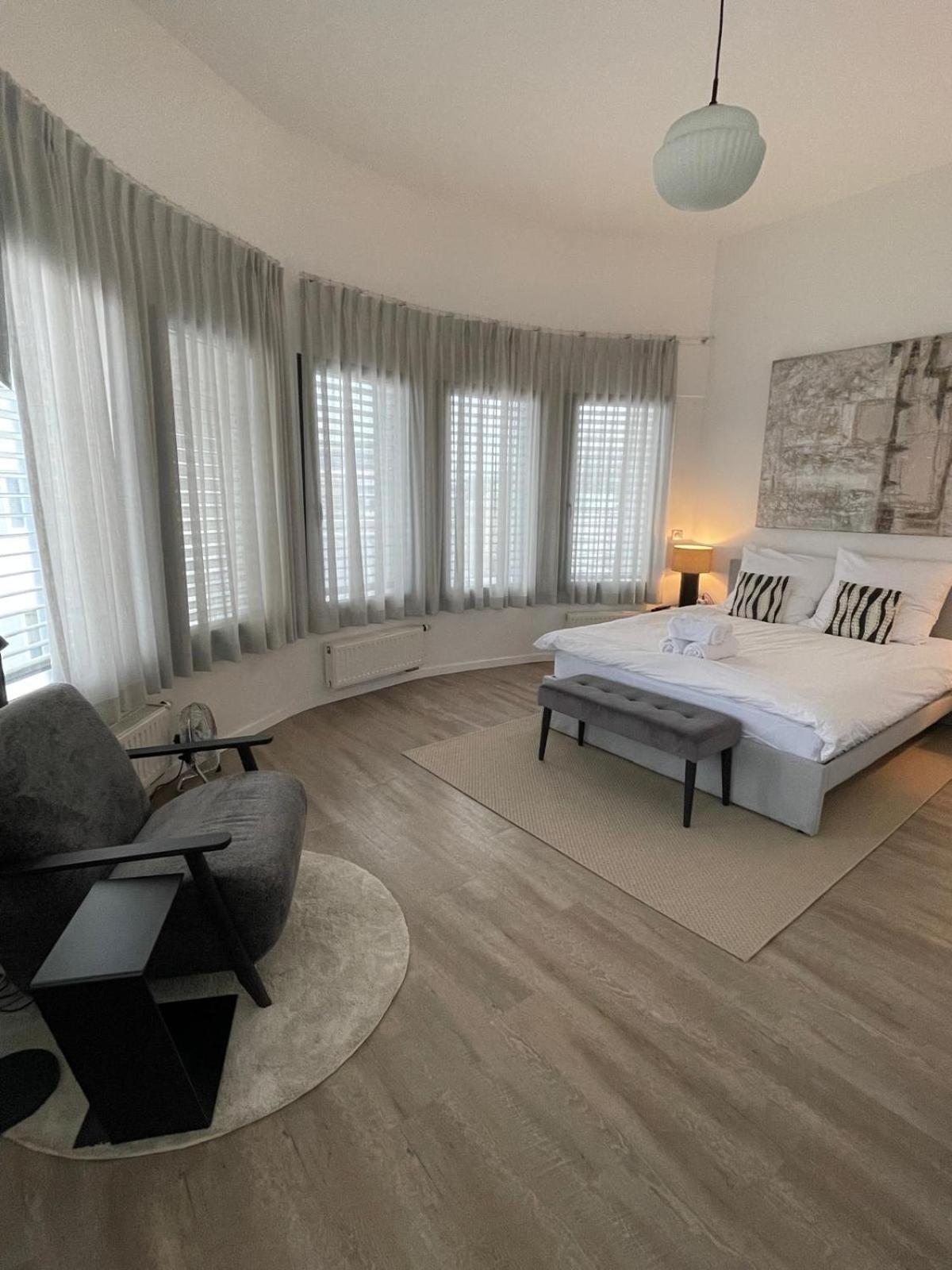 Lux Penthouse - Office, Terrace, Gym & Parking * Luxembourg