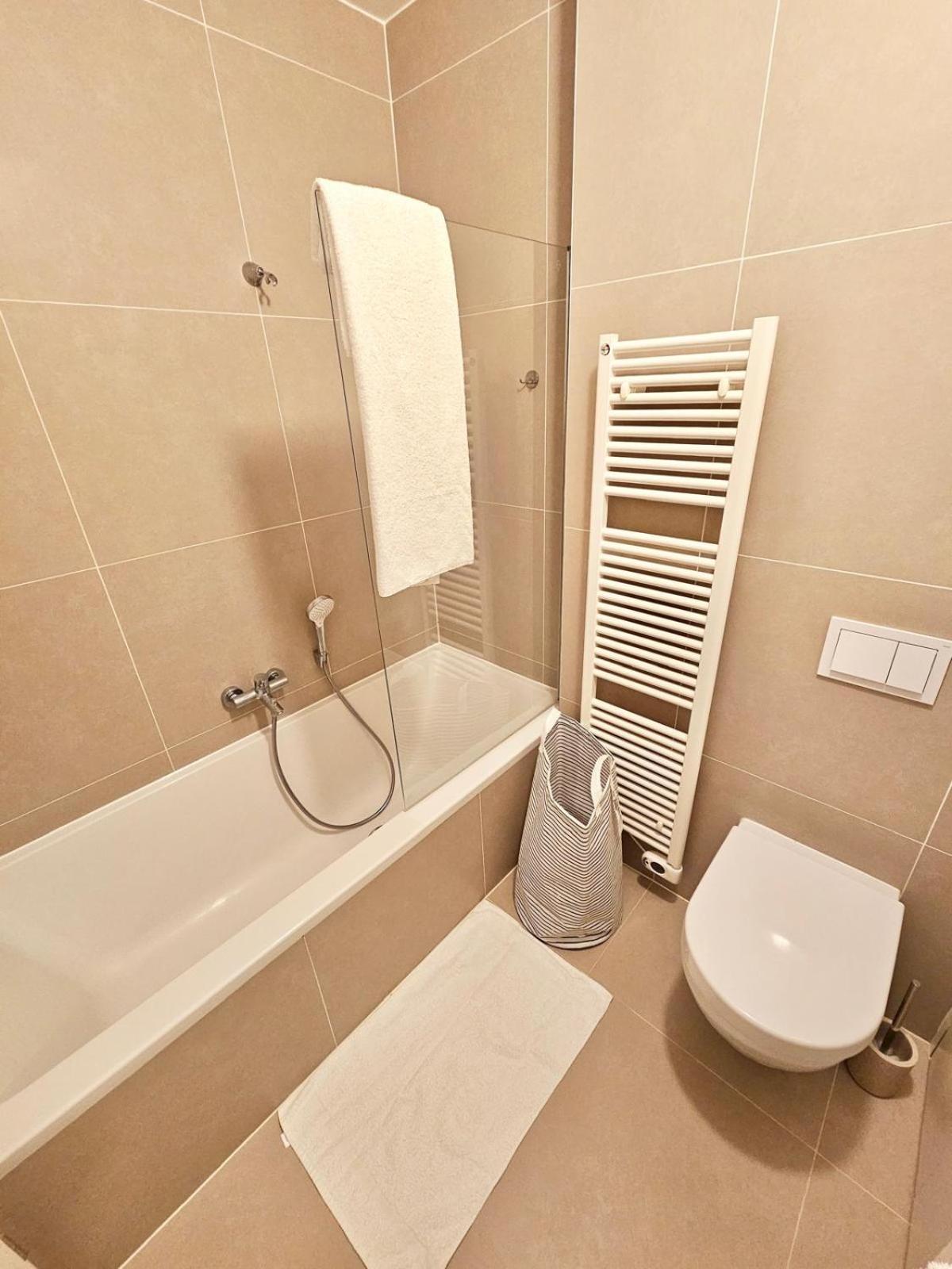 Modern One Bedroom Flat With A Parking Space *