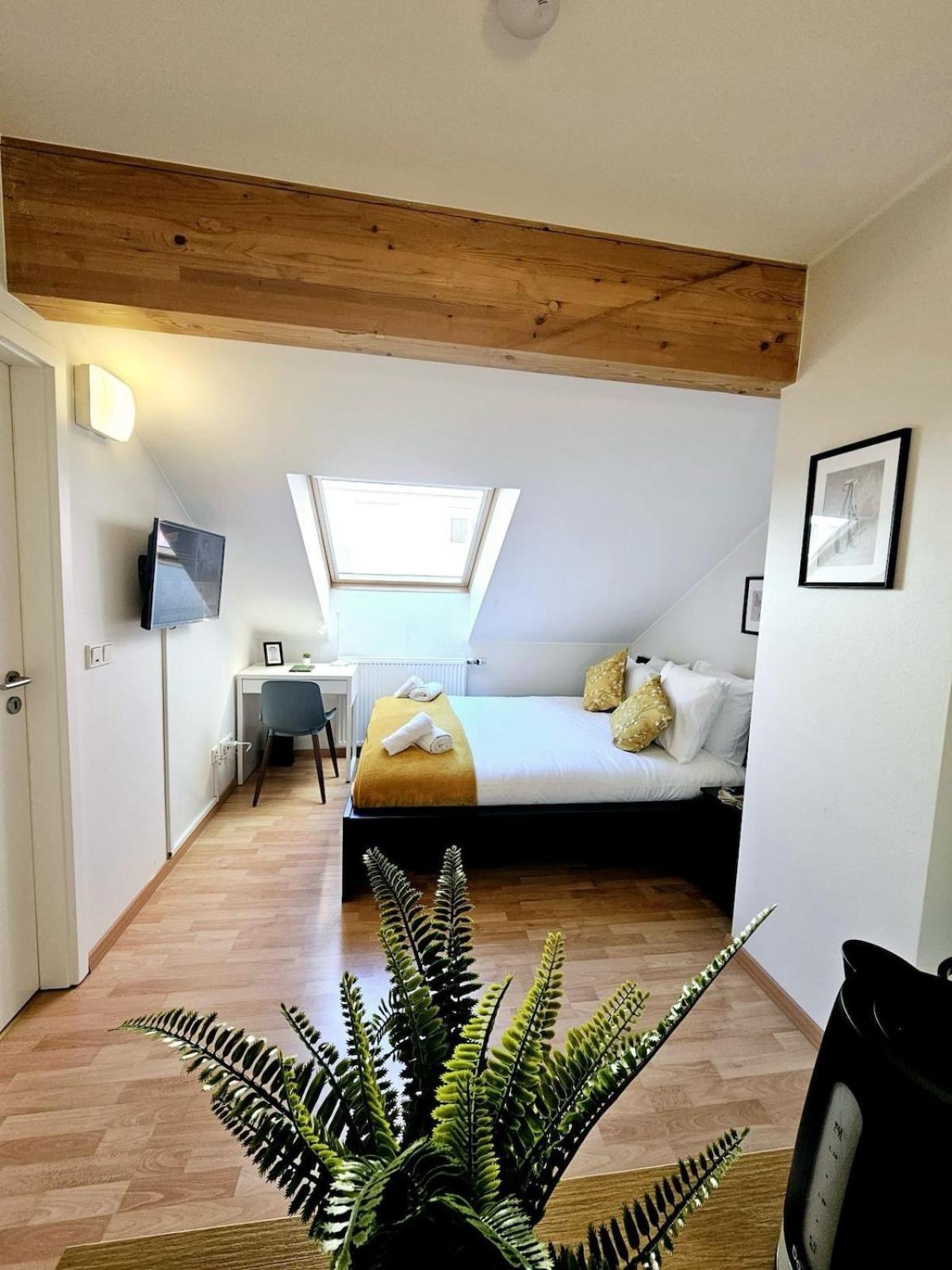 Compact In Luxembourg-limp17b * Luxemburgo