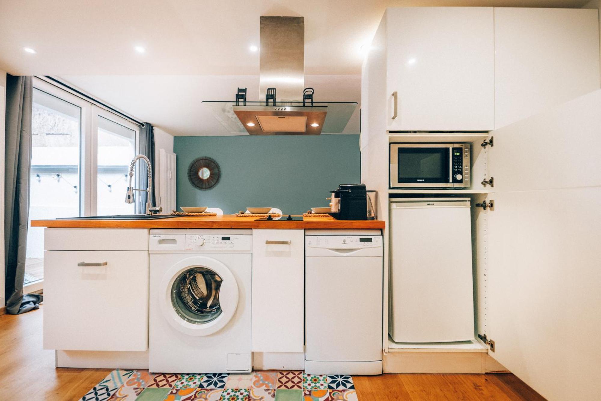 Cozy With Terrace, Pet-friendly, Near Center Appartement