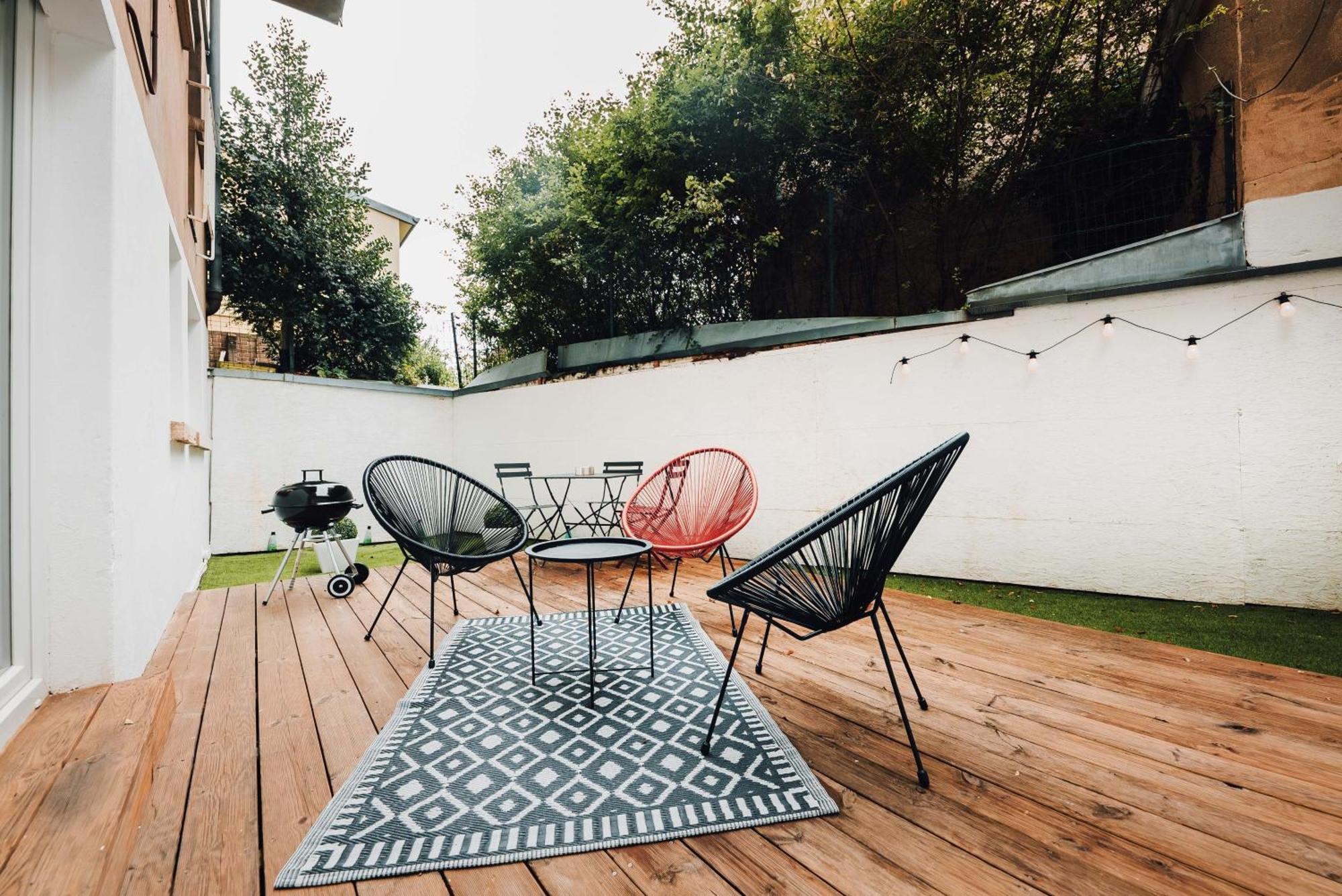 Cozy With Terrace, Pet-friendly, Near Center Apartment