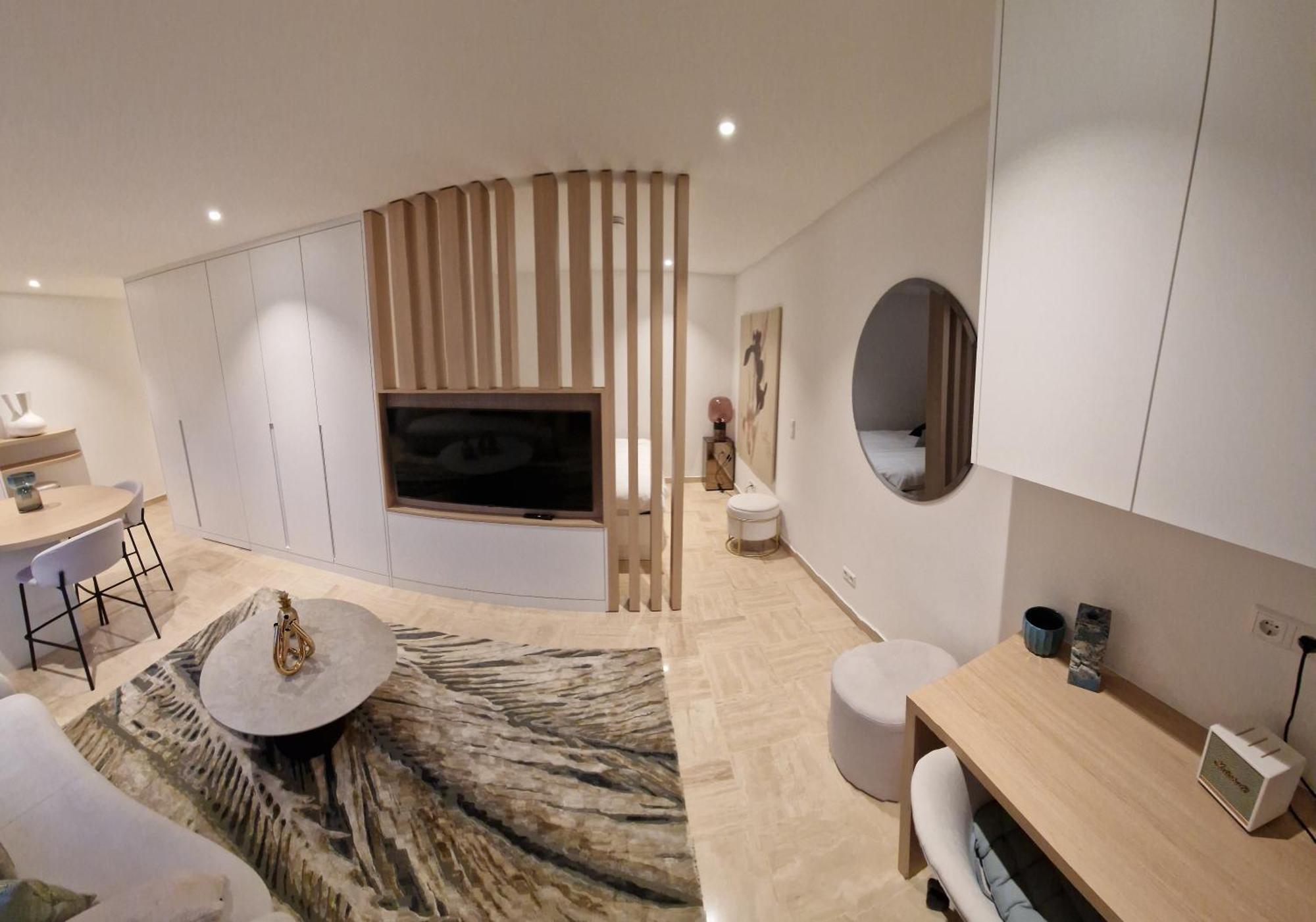 Apartamento Core Mirrorview-parking And Breakfast