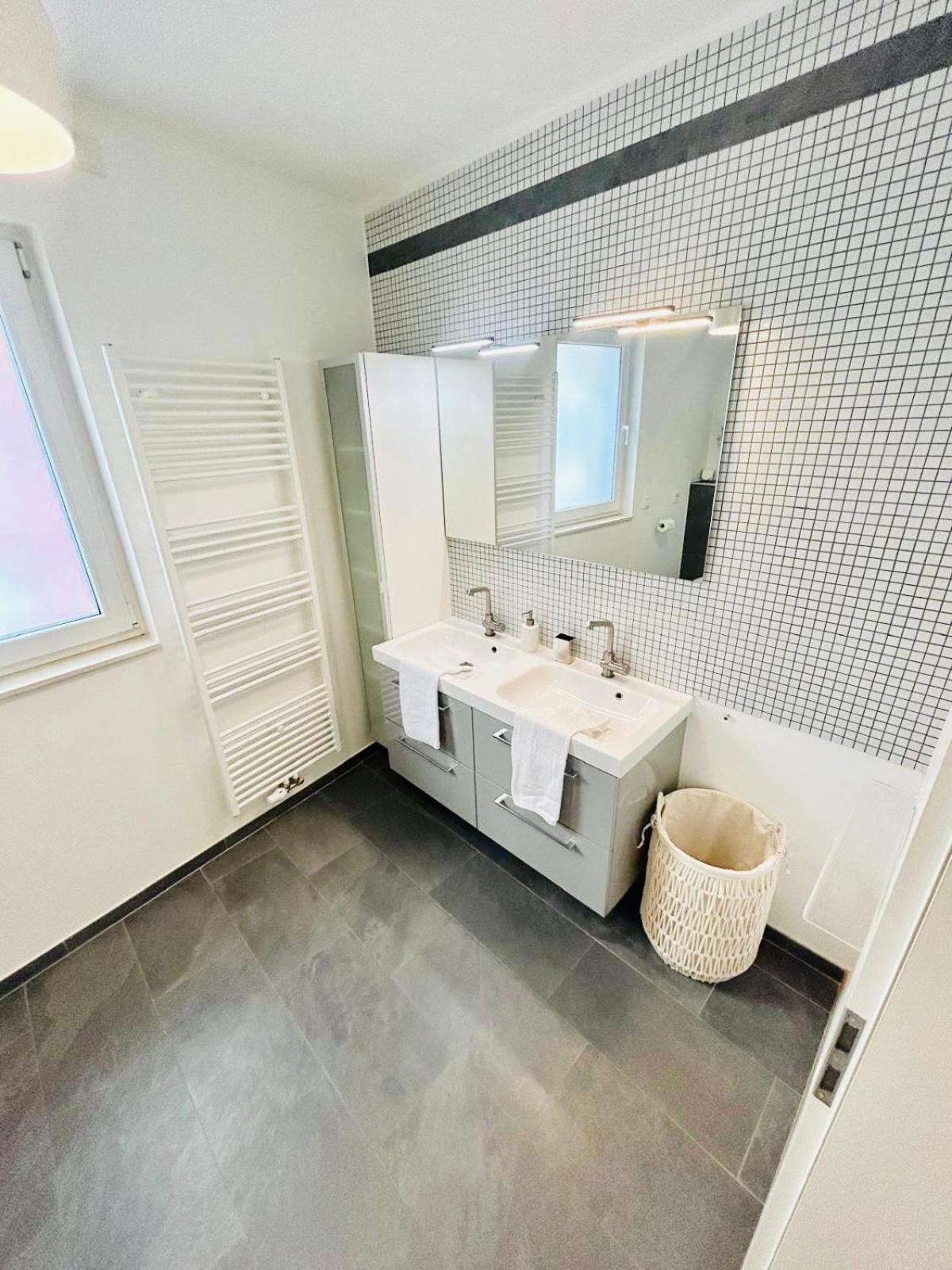 Beautiful 2 Bedrooms Flat In *