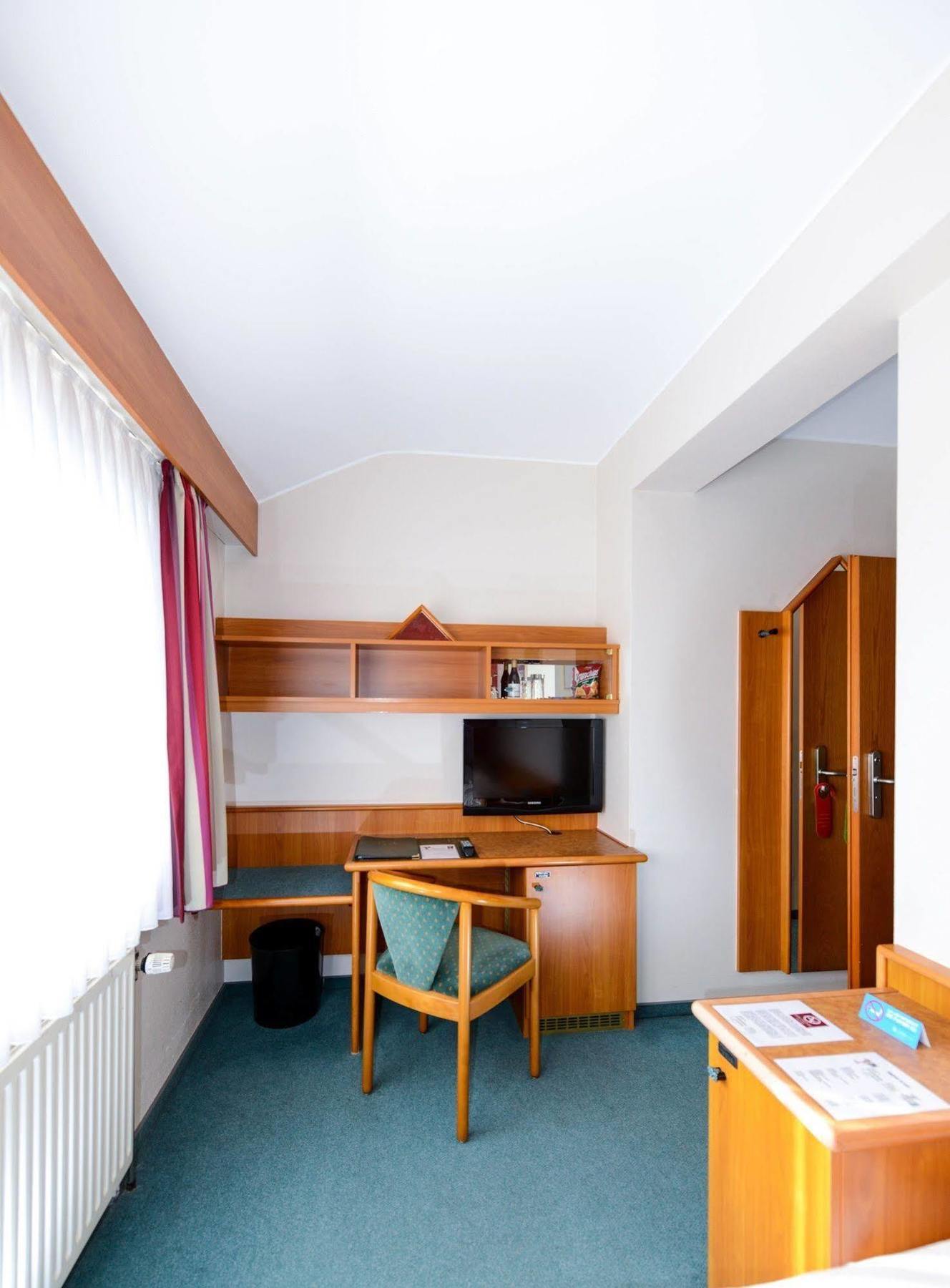 Hotel Christophe Colomb 3*