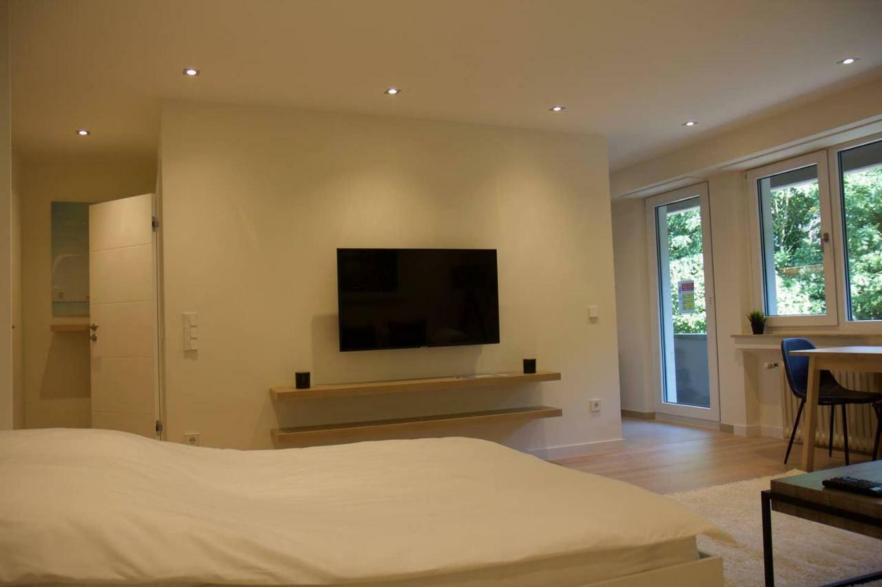 Fully Renovated Studio Flat With Own Parking Apartment *
