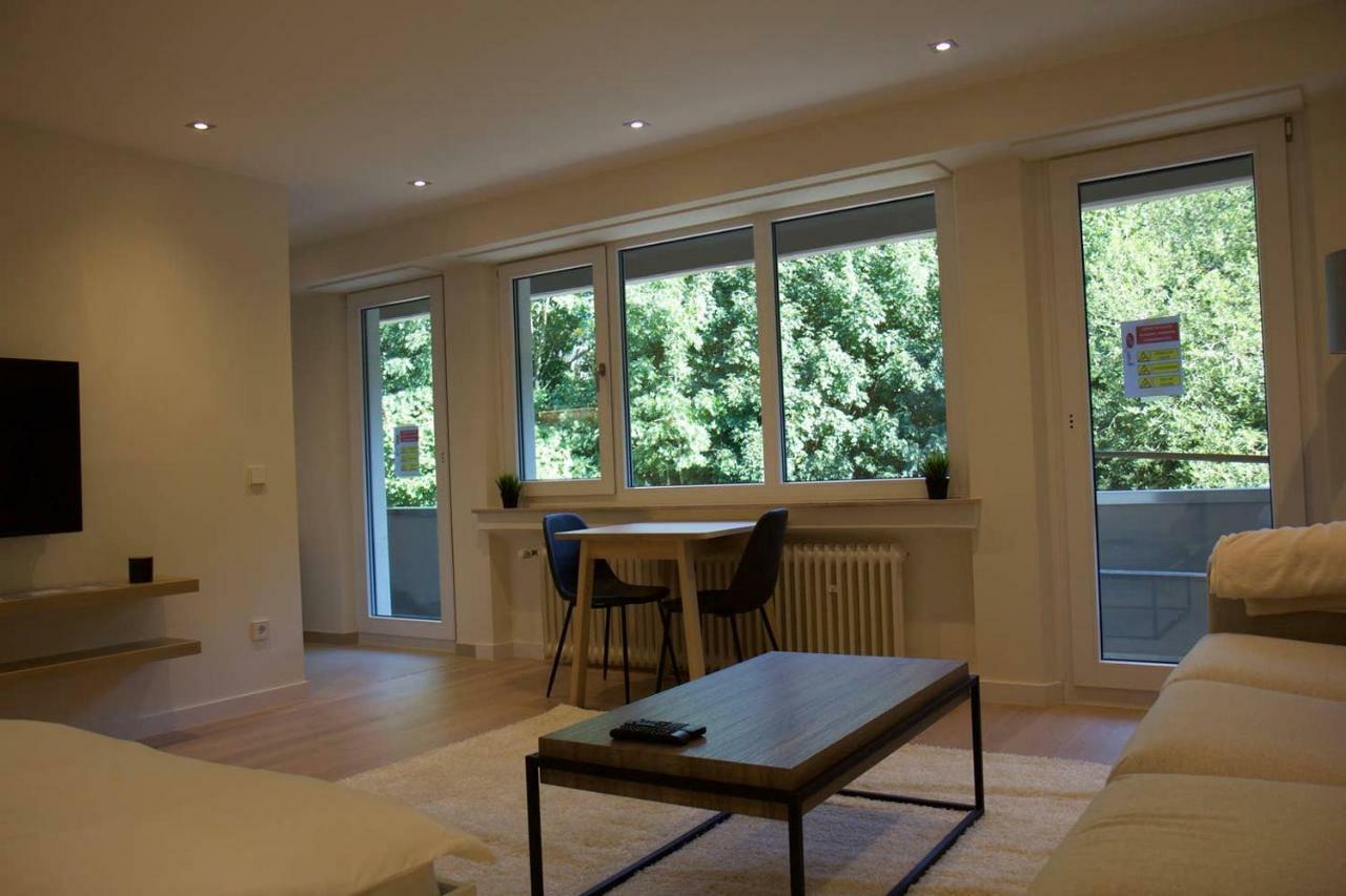 Fully Renovated Studio Flat With Own Parking Apartment *