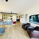 Large 2 Bedrooms Flat With Terrace And Oarking