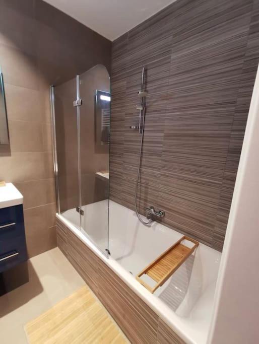 Luxury 1 Bedroom In Center With Terrace & Parking - 75m Apartment