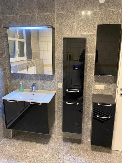 Modern 2 Bedroom With Free Parking 300m In *