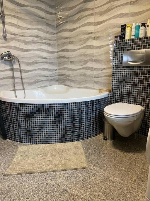 Modern 2 Bedroom With Free Parking 300m In Apartamento Luxemburgo