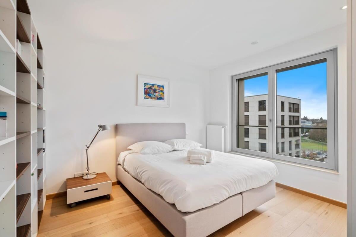 Lux City Escape 2br Apt With Balcony & Workspace