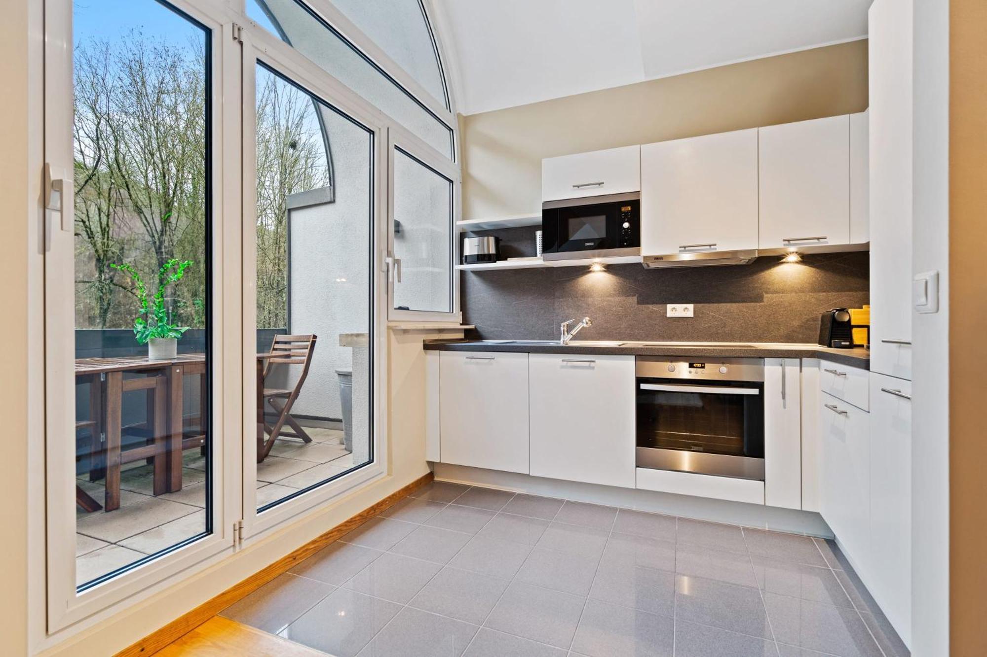 Chic 2br In With Free Parking Apartment