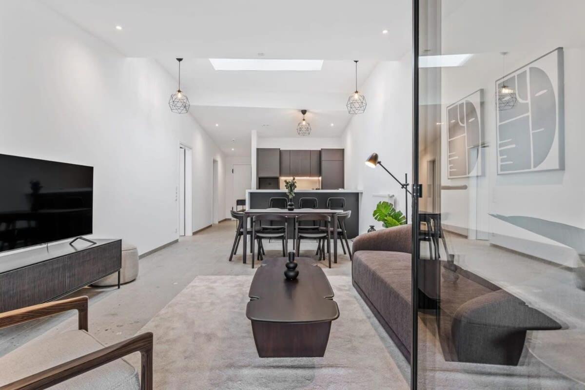 Luxurious 2br Apt With Balcony In *