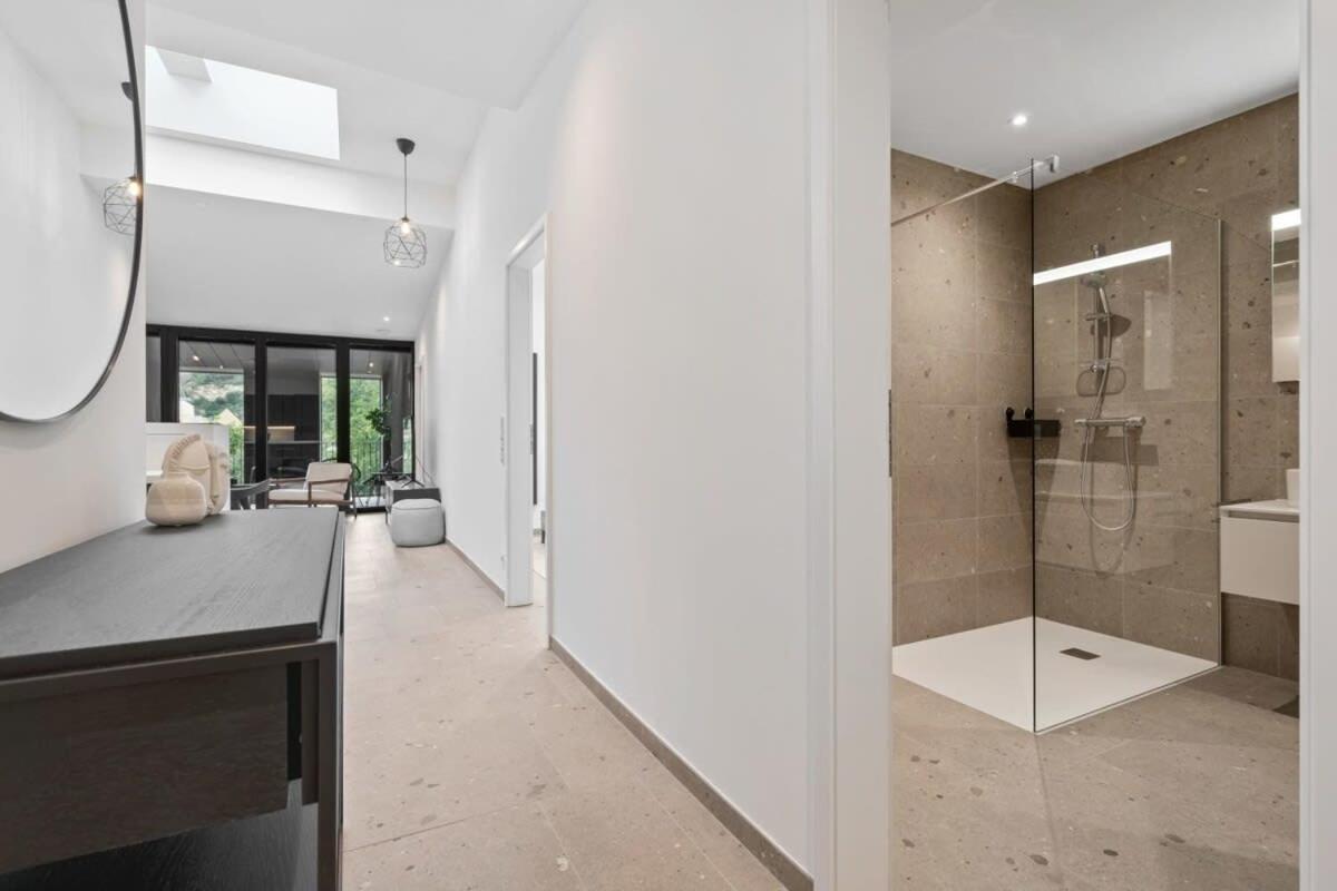 Luxurious 2br Apt With Balcony In