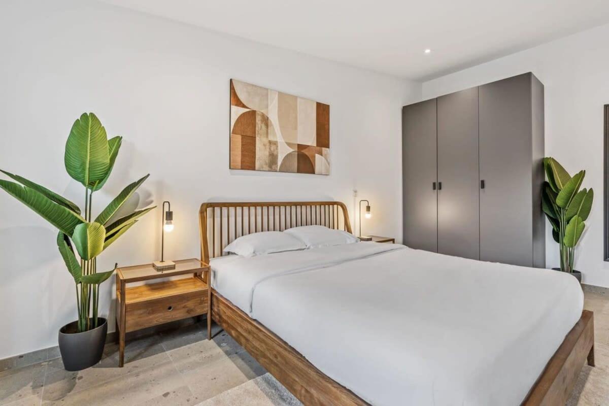Luxurious 2br Apt With Balcony In Apartment