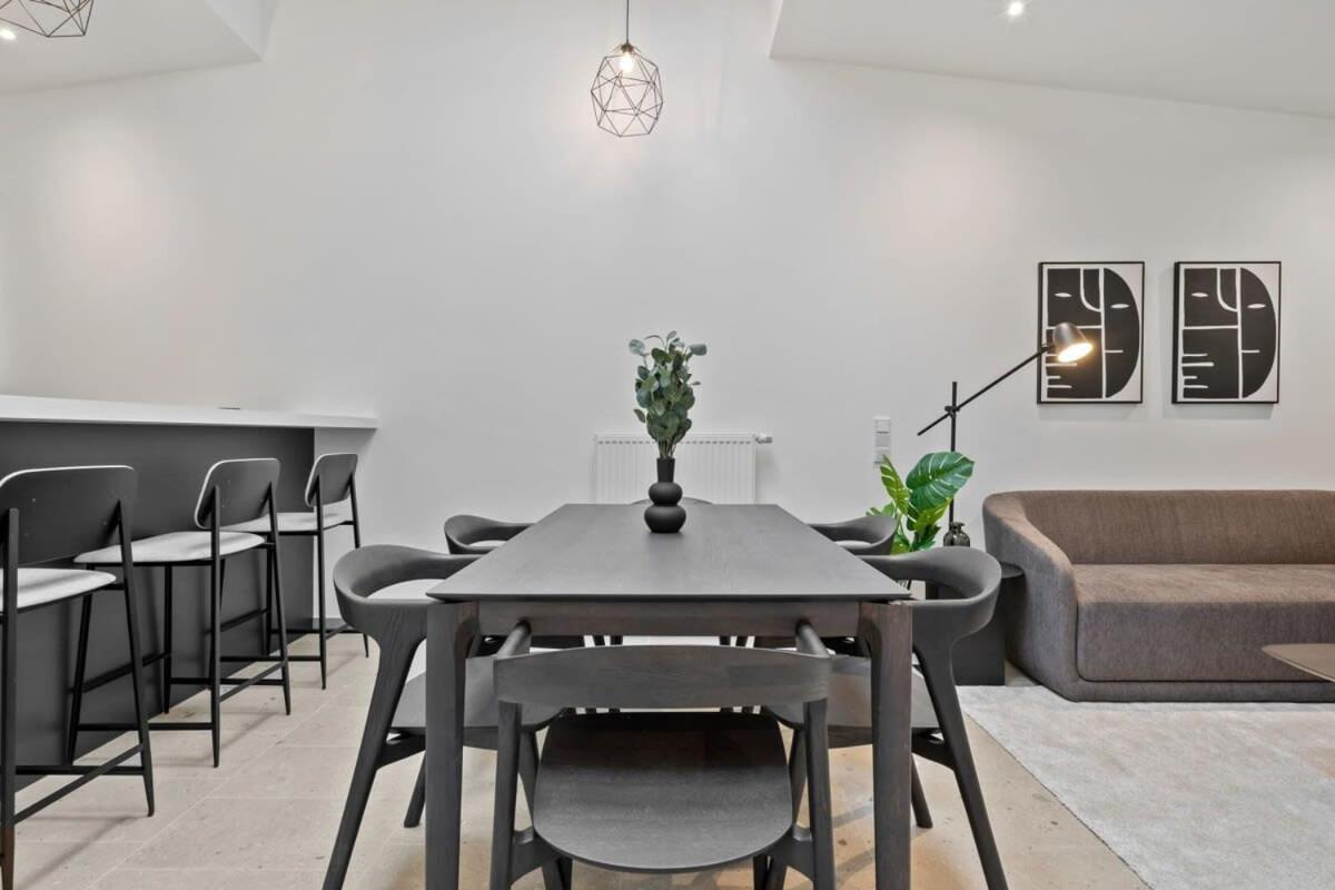 Luxurious 2br Apt With Balcony In