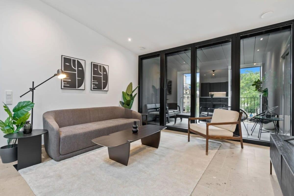 Apartment Luxurious 2br Apt With Balcony In