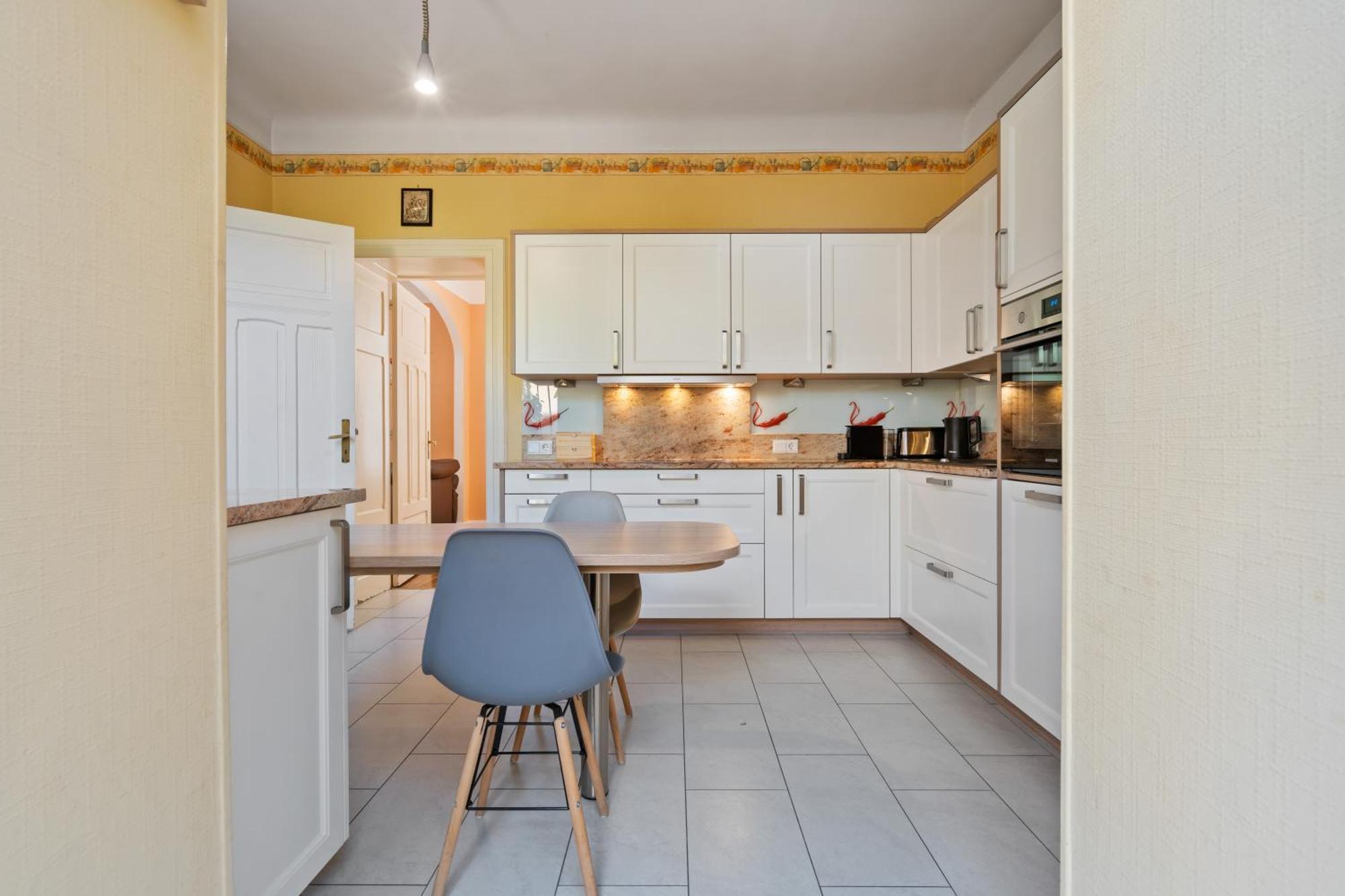 Charming 3-br Townhome Near City Center Apartment *