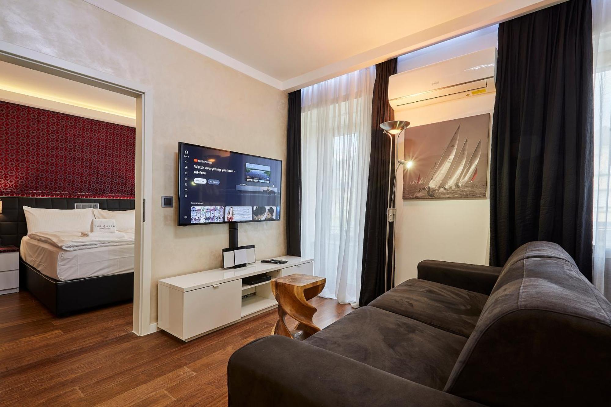 The Queen Luxury - Medici * Luxembourg