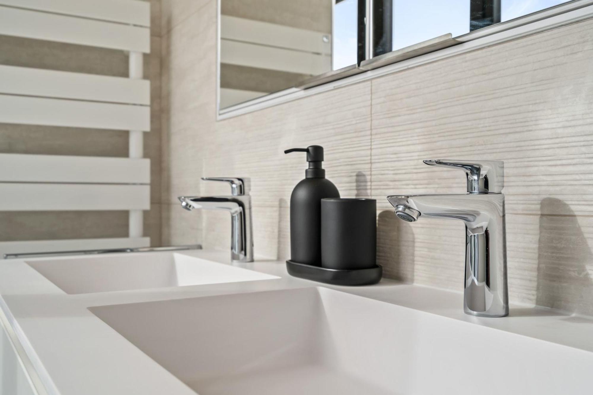 Luxury Downtown With Modern Amenities *