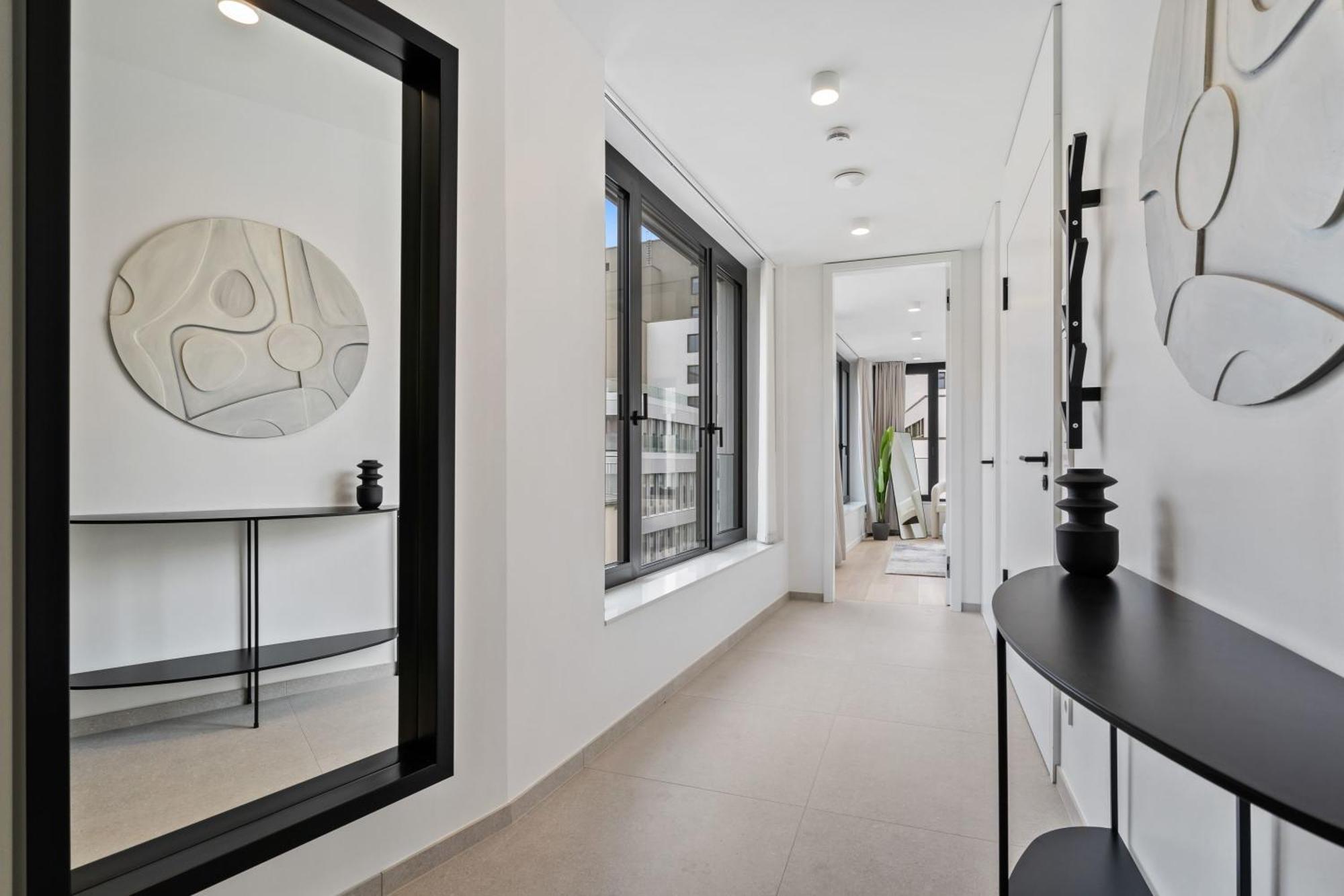 Luxury Downtown With Modern Amenities *