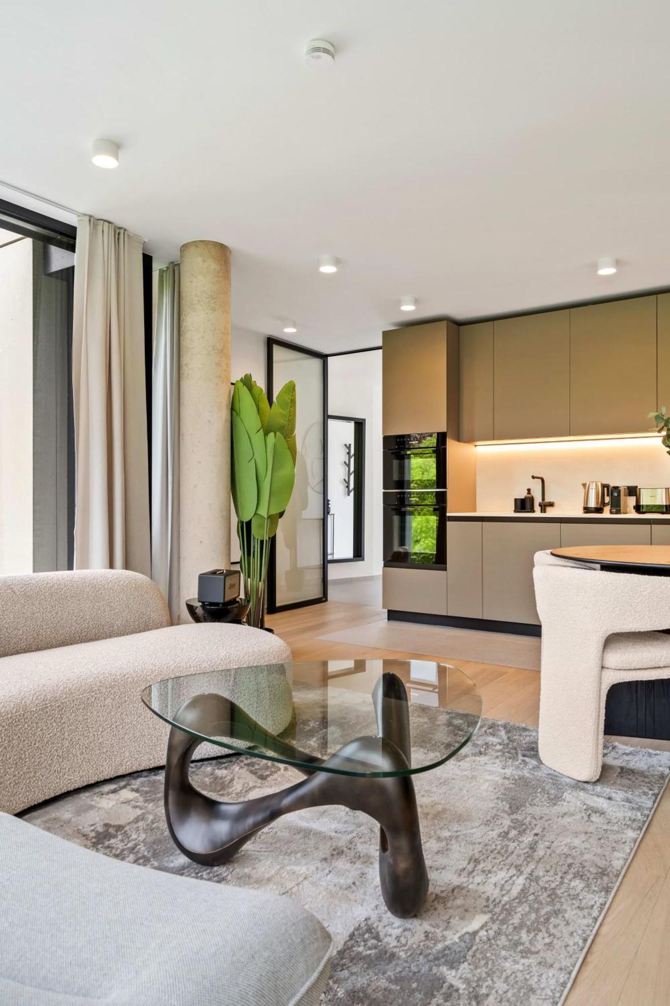 Luxury Downtown With Modern Amenities *