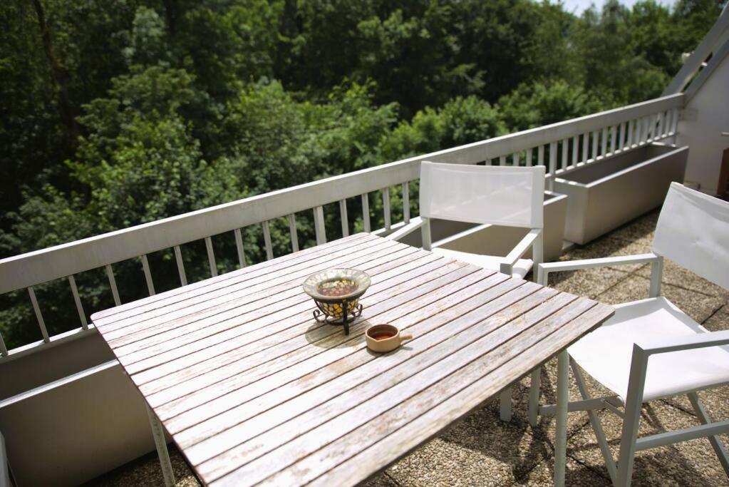 Sunny & Cozy With Shared Swimming Pool *