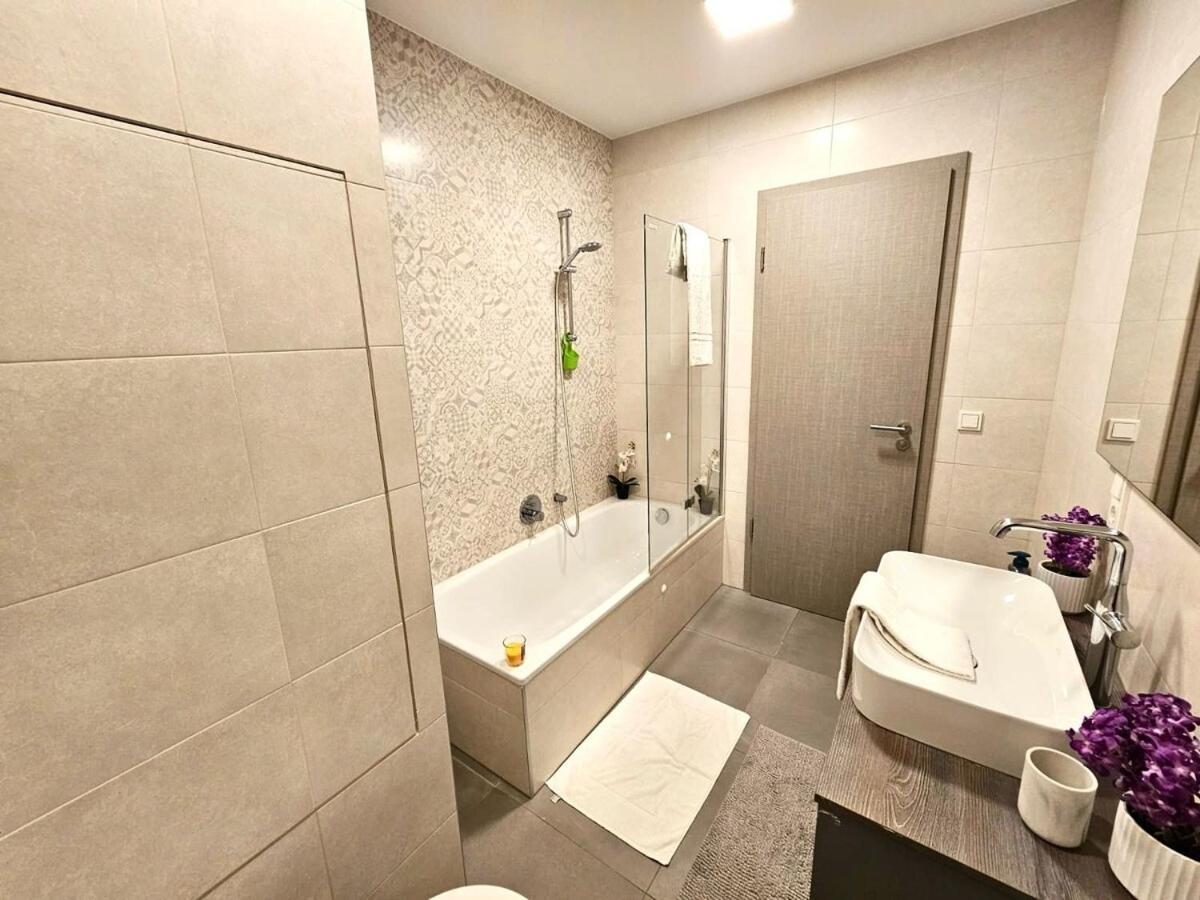 Living In Style 3br W 2 Terraces&free Parking-ham1 Apartment